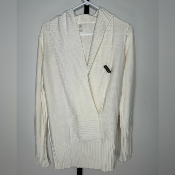 Gap Hooded Sweater - Cozy Comfort and Versatile Style - Picture 3 of 4